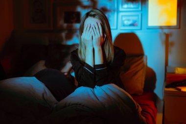 Üzgün Kadın Bunalımda Uyuyan Kocasının Yanında