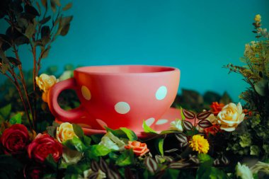 Puantiyeli Kahve Fincanı Bahar Çiçeği Dekoratif Dekoratifinde Oturuyor 