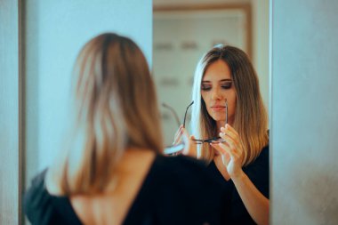 Optik Dükkanda Yeni Çerçeveleri Kontrol Eden Kadın 