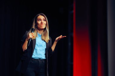 Eğitim koçu konuşmasını unutuyor. Utanç verici. 