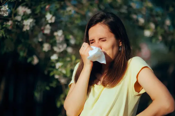 Sneezing Mulher Durante Estação Florescendo Primavera Das Alergias — Fotografia de Stock