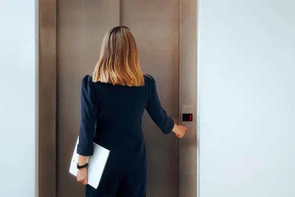 Elegante Geschäftsfrau Wartet Bürogebäude Auf Den Aufzug — Stockfoto