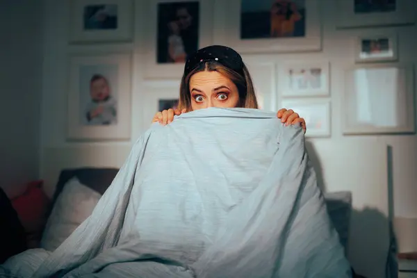 Schüchterne Freundin Versteckt Sich Unter Decke Und Fühlt Sich Peinlich — Stockfoto