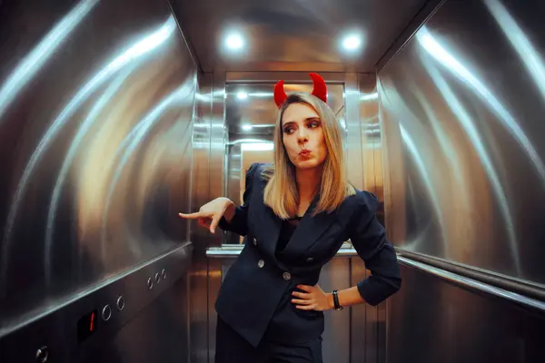 Ďábelská Žena Jde Sklepa Výtahem — Stock fotografie