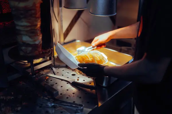 Fast Food Cook Tepsiden Taze Patates Kızartması Alıyor — Stok fotoğraf