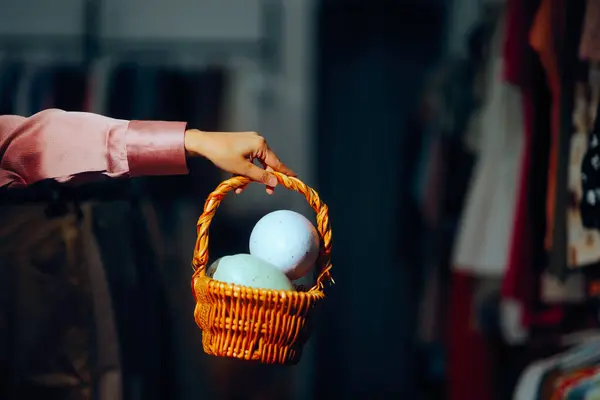 Hand Hält Einen Korb Mit Eiern Einem Modegeschäft — Stockfoto