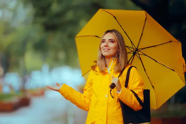 Mulher Com Casaco Amarelo Guarda Chuva Verificando Chuva — Fotografia de Stock