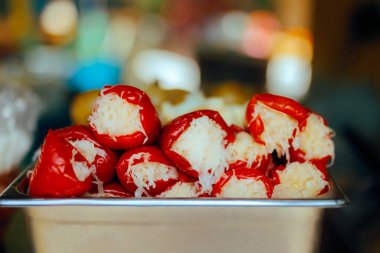 Yemek fuarında lahana dolu çan biberleri. 