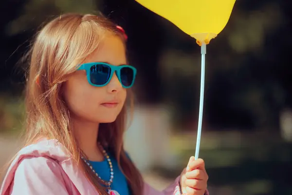 Barnet Bär Blå Nyanser Håller Gul Ballong — Stockfoto