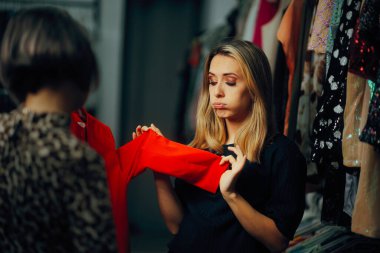 Satıcının kendisine hediye ettiği Blazer 'dan hoşlanmayan kadın.