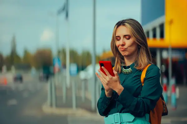 Engraçado Mulher Verificando Seu Telefone Móvel — Fotografia de Stock