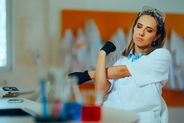 疲れた科学者 研究室で働く彼女の腕を伸ばす — ストック写真