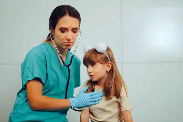 Médico Consultando Uma Criança Ouvindo Pulmões Com Estetoscópio — Fotografia de Stock