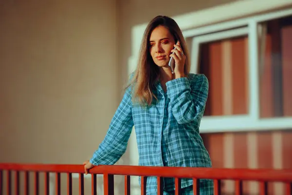 Woman Balcony Speaking Phone — Fotografia de Stock