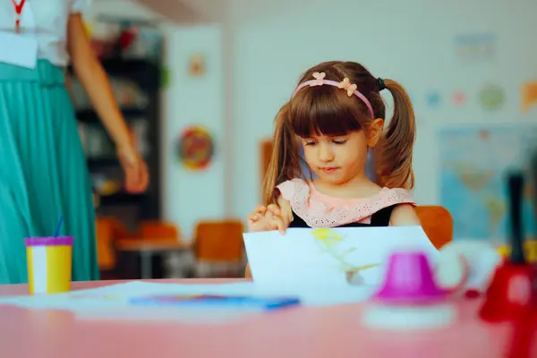 Child Holding Her Work Art Painting Class — Stock Photo, Image