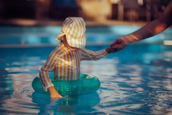 Parent Helping His Infant Pool Holding Hands — Fotografia de Stock