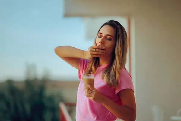 Woman Yawning Holding Cold Coffee Glass — Fotografia de Stock