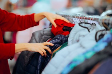 Moda Mağazasında Giysileri Rafta Hazırlayan Eller 