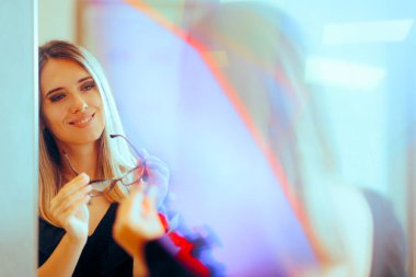 Optik Klinikte Gözlük Deneyen Mutlu Kadın 