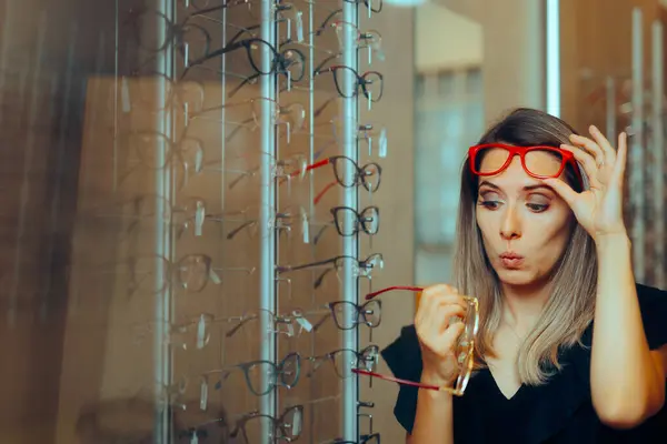 Zaskoczona Kobieta Sprawdzająca Cenę Pary Okularów — Zdjęcie stockowe