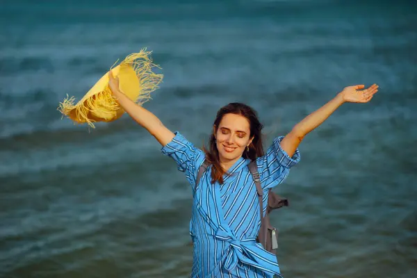抱着草帽欣赏海滨美景的女人 — 图库照片#