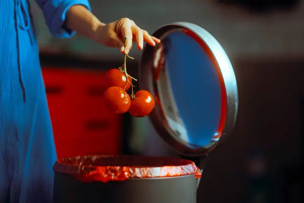 在垃圾箱内处理被污染的西红柿的人 — 图库照片#