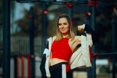 Güçlü kadın kaslarını esnetiyor Güçlü hissediyor