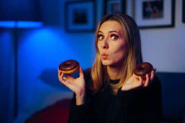 Akşamın geç saatlerinde yemek yemeyi düşünen kadın. 