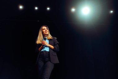 Sahnedeki Kadın Mikrofonu Konuşmaya Hazır Tutuyor