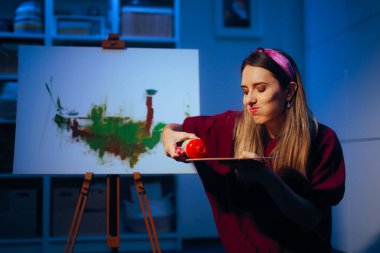 Bir Palette Kırmızı Akrilik Acı Kullanan Komik Kadın 