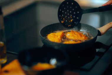 Kızarmış mısır gevreği, glütensiz şnitzel.