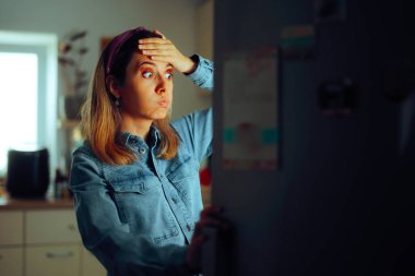 Buzdolabına bakan kadın ne yiyeceğini merak ediyor. 