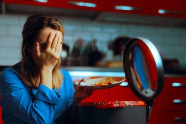 Kötü Yemek Çiziklerinden Kurtulan Üzgün Kadın 