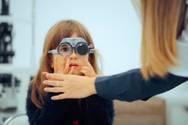 Duruşma gözlüğü takan Yürüyen Çocuk Oftalmolojistin Yardım Mektupları.