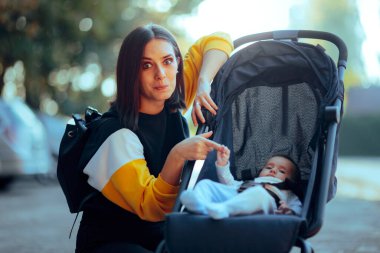 Küçük bebeğin parmağını tuttuğu mutlu anne.