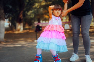 Kız Parkta İlk kez Paten Sürmeye Çalışıyor