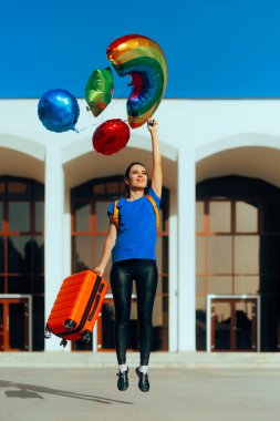 Balonlarla Uçan Mutlu Seyahat Kızı Tatile Çıkıyor