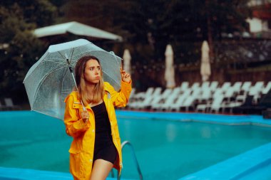 Şemsiyeli Üzgün Kadın Kötü Tatil Yapıyor