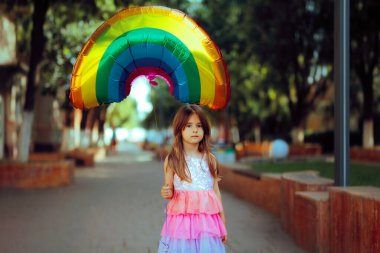 Kutlama Günü 'nde Gökkuşağı Balonu Tutan Küçük Kız