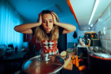 Evde Yemek Yapan Stresli Kadın İçindekileri Unutan Çorba Yapıyor 