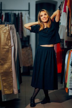 Bir Moda Mağazasında Güzel Bayan Zarif Hissediyor 