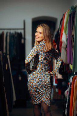 Çekici Kadın Çiçekli Seksi Vücut Elbisesi Giyiyor 