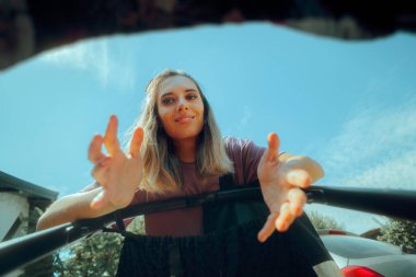 Anne Bebek Arabasında Ağlayan Bebeğine uzanır 