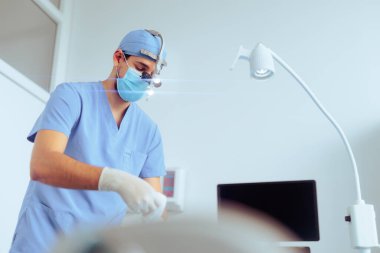 Ameliyathanedeki doktor ameliyata hazırlanıyor. 