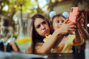 Kızı Annesinin Telefonunu Çalmaya Çalışıyor 