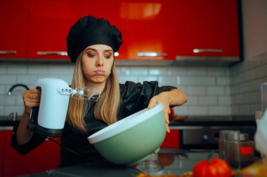 Mutfakta Karıştırıcı Hazırlayan Tatlıyı Tutmaktan Yorgun Aşçı 