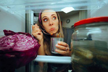 Dondurucudan yemek yiyen komik kadın. 