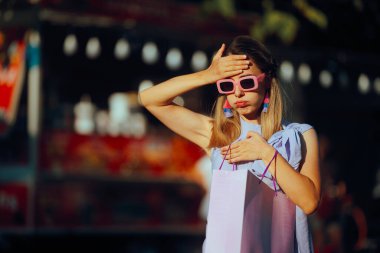 Alışveriş Torbası Tutan Stresli Kadın Kafası Karışık 