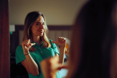 Mutlu Kendine Güvenen Kadın Gurur Duyuyor 