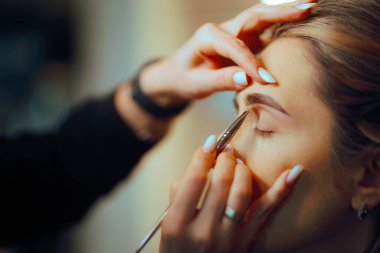 Makyaj Profesyonel Düzeltme Gizleyici ile Kaşların Şekli